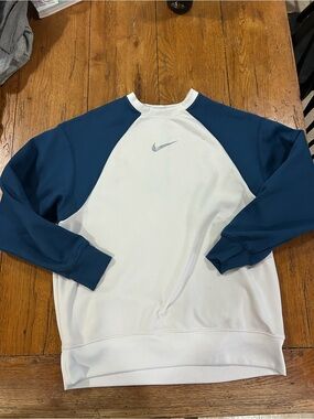 Nike Men’s White and Navy Raglan Crew Sweatshirt